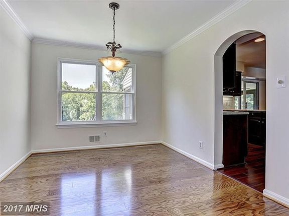 5th image of 18312 Queen Elizabeth Dr