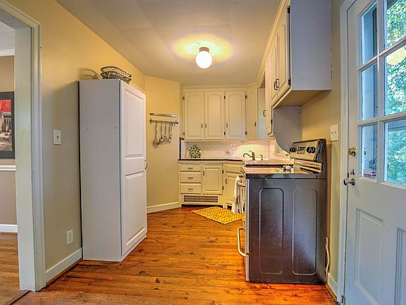 2nd image of 927 Welton Ave SW