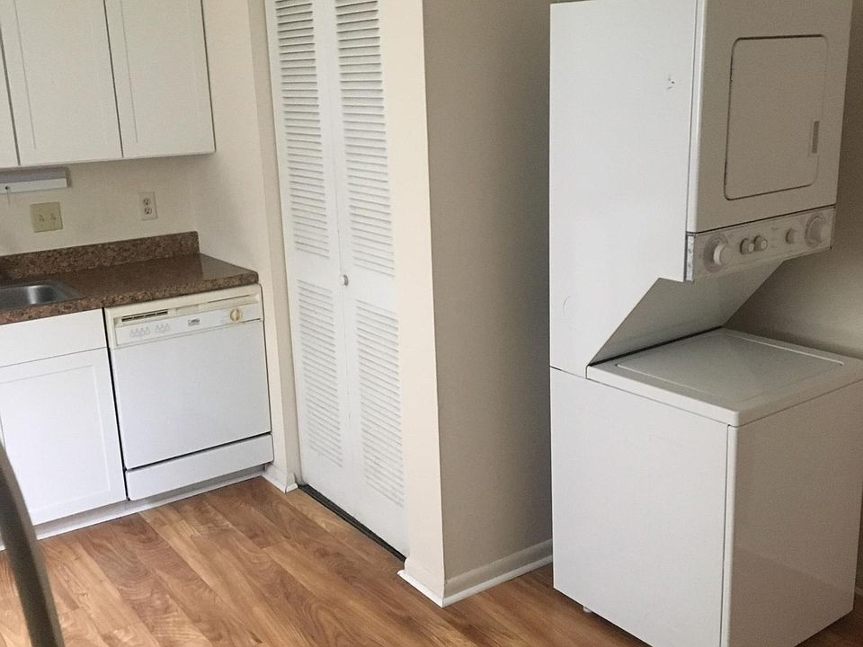 1st image of 415 Wyandotte Ave