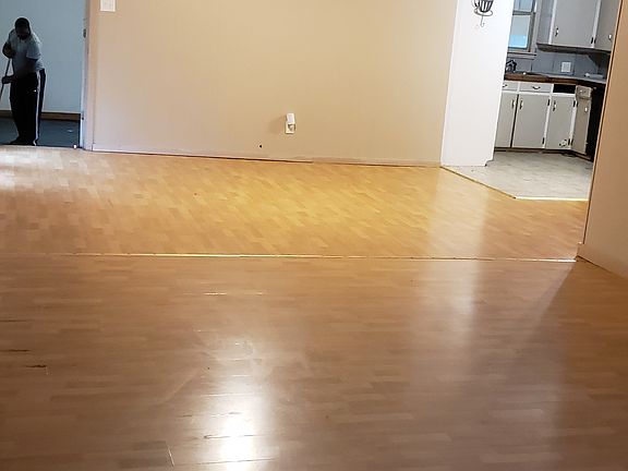 2nd image of 600 Ravenwood Dr