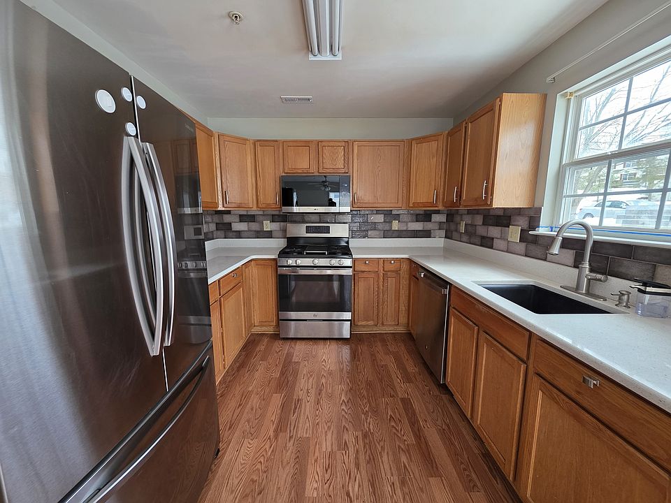 1st image of 347 Glenn Rose Cir