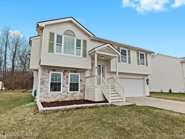 573 Carriage Hill Dr, Fenton, MI 48430