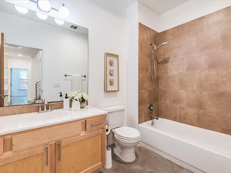 2608 E 6th St #6 — Photo 18