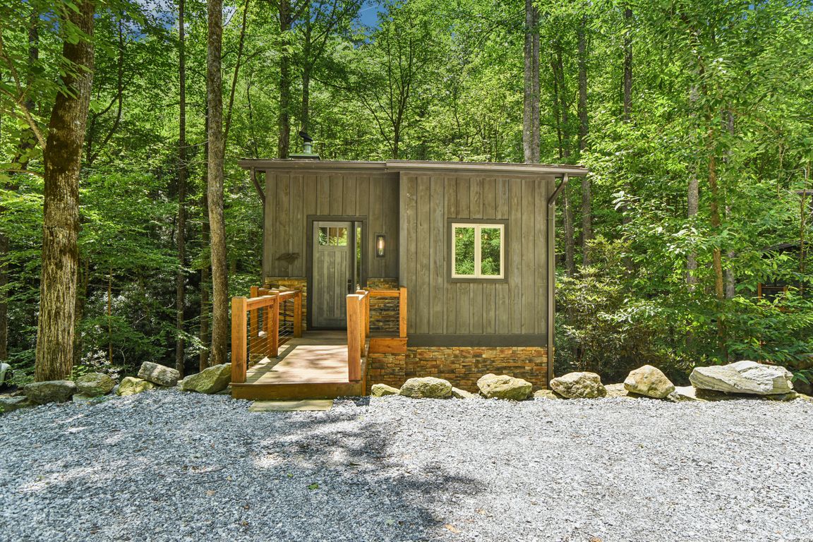 1-print-Creekside Village Court-2106-001