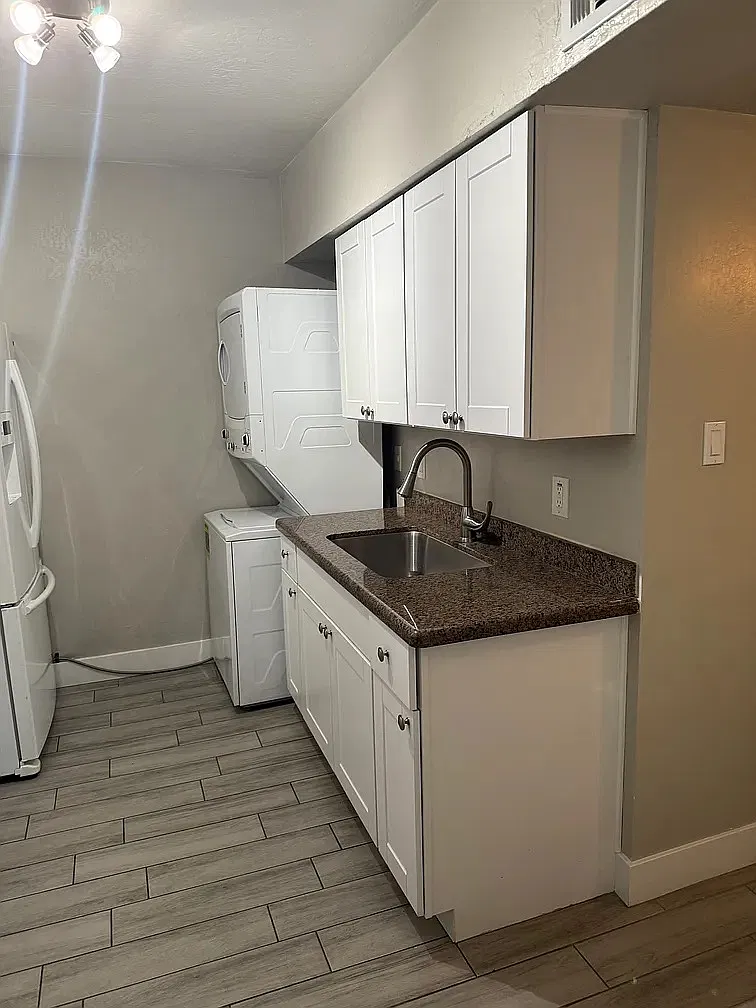 2 bed, 700 sqft, $1,410 — Photo 2