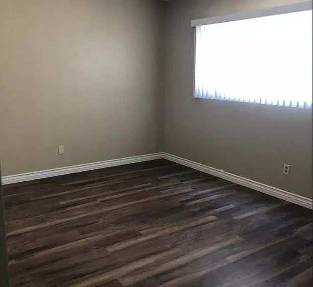 609 W Hyde Park Blvd — Photo 2