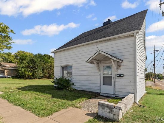 318 S 20th St, Belleville, IL 62226