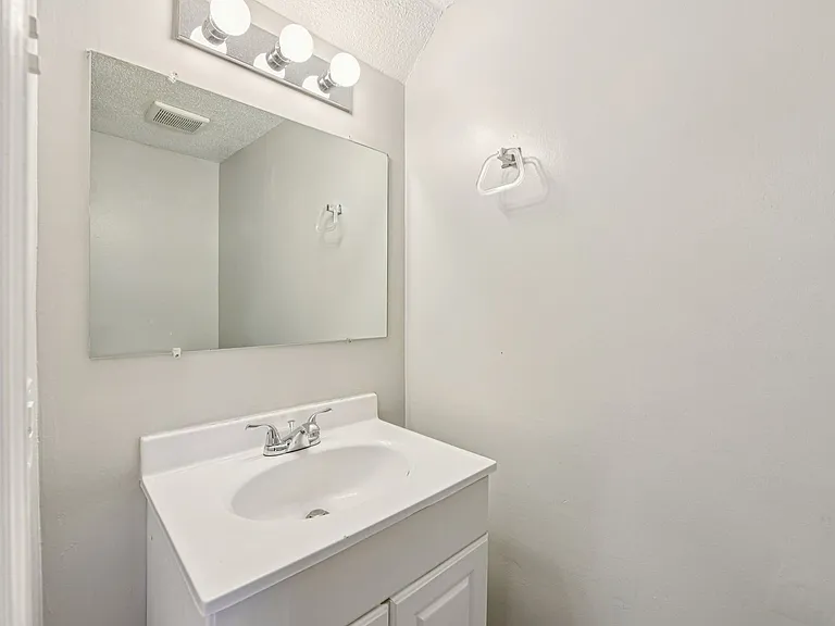Beautiful Chesney Woods Townhomes — Photo 15