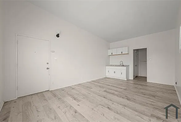 Studio, 450 sqft, $2,041 — Photo 4