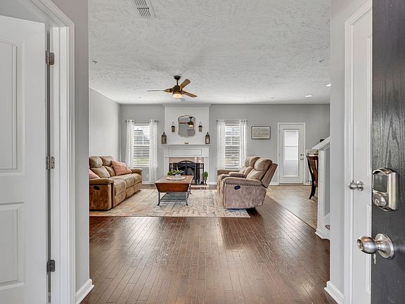 3rd image of 639 Creekbend Ln