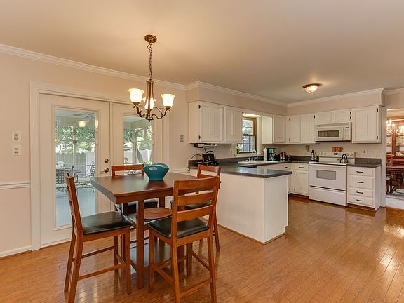 BIG eat in kitchen