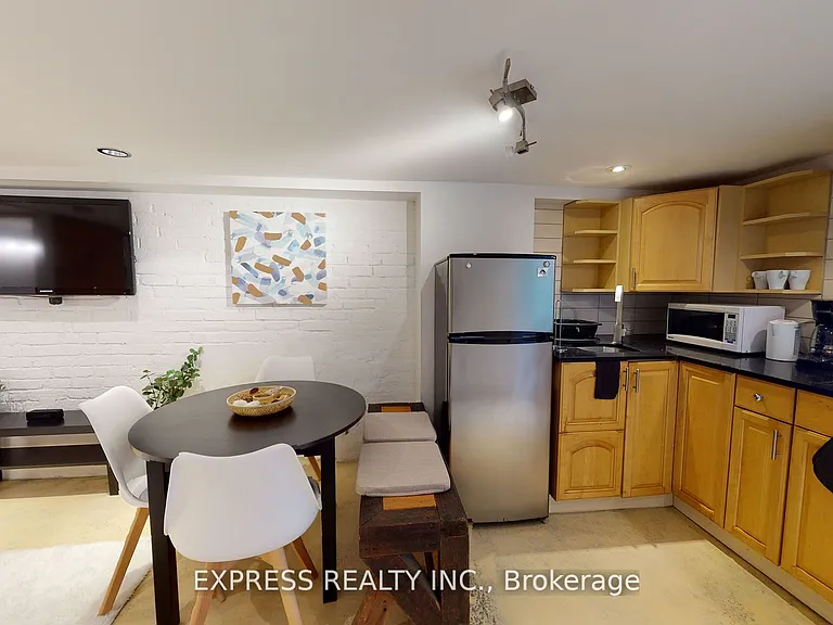 146 Blackthorn Ave #LOWER — Photo 3