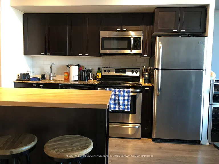 105 The Queensway #1604 — Photo 3