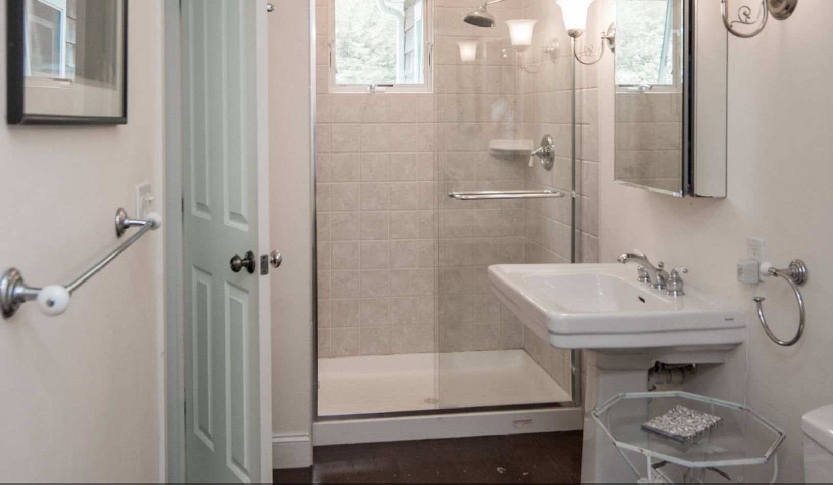  1st fl ensuite bath