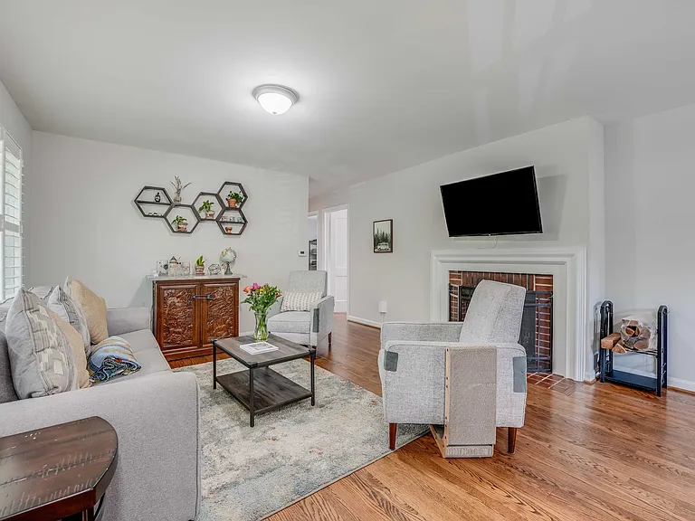 1911 Paul Spring Pkwy — Photo 17