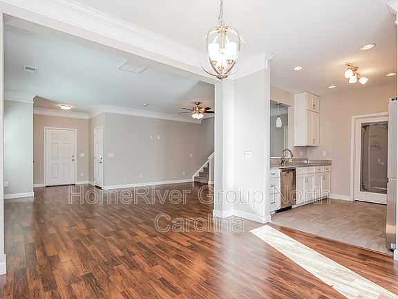 4th image of 1014 Black Oak Dr