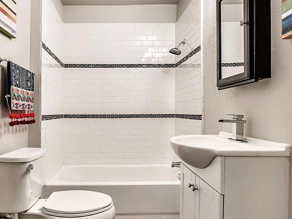 Upstairs full bathroom