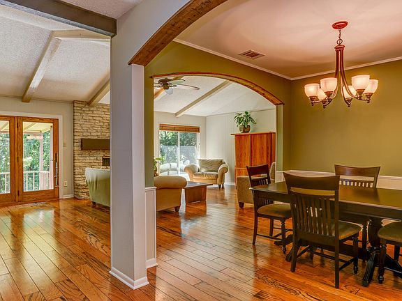 4th image of 205 S Lake Creek Dr