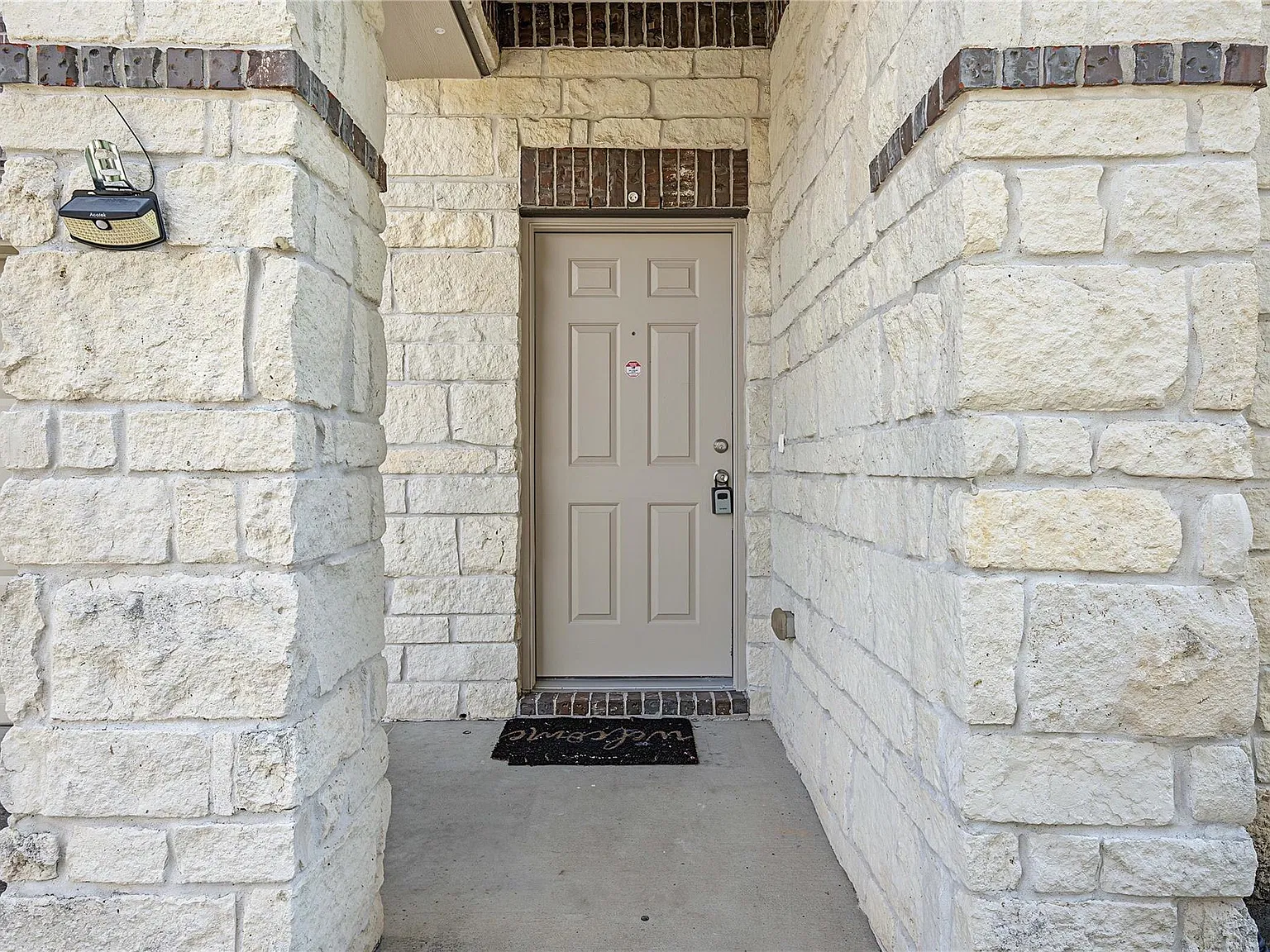 4 bed, 2.5 bath, 2620 sqft, $2,600 — Photo 3