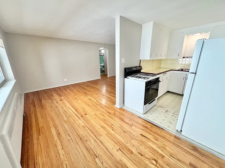 Explore this bright and airy living space with seamless kitchen access. Explore this bright and airy living space with seamless kitchen access.
