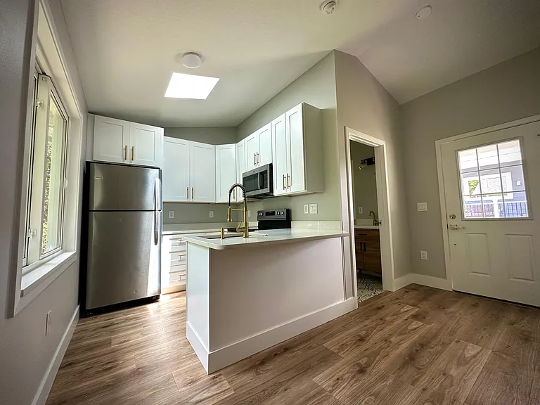 910 La Salle Ave #A — Photo 5
