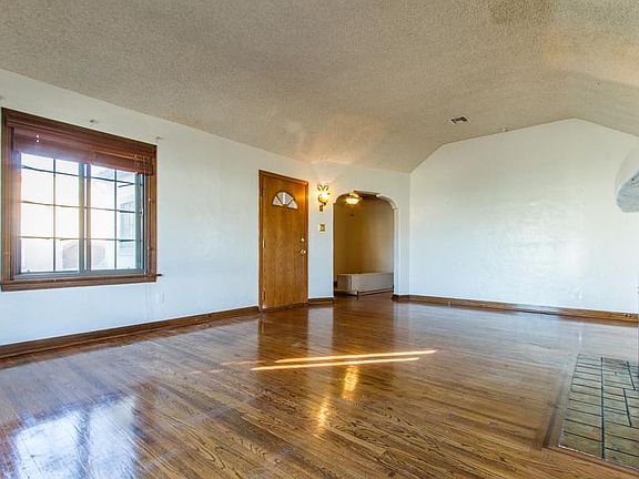 4th image of 2110 W 85th St