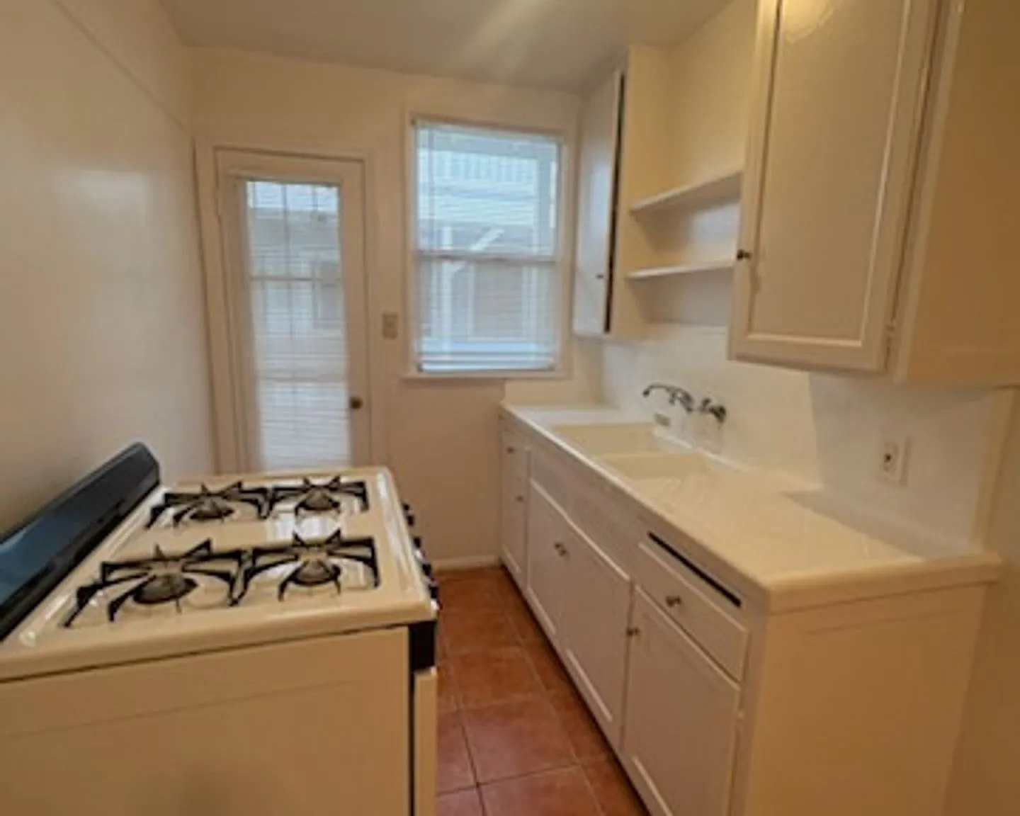 Spacious Lower Studio In Bixby Knolls! — Photo 3