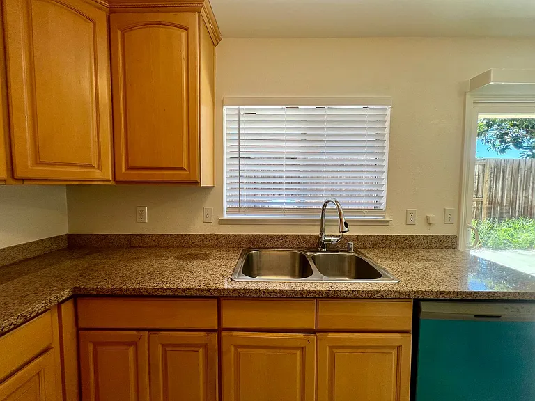 975 Owsley Ave — Photo 8
