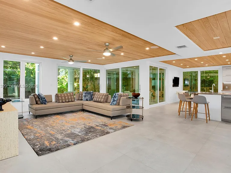 2475 S Bayshore Dr — Photo 3