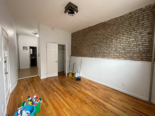 Rented by EXR | media 10