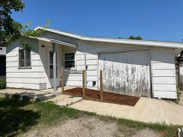 416 16th St SW, Jamestown, ND 58401