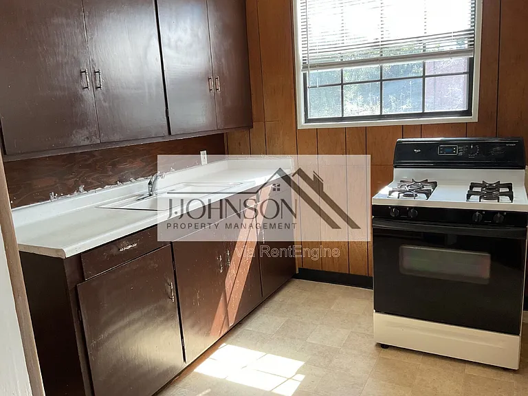 830 N Van Buren St #B — Photo 3