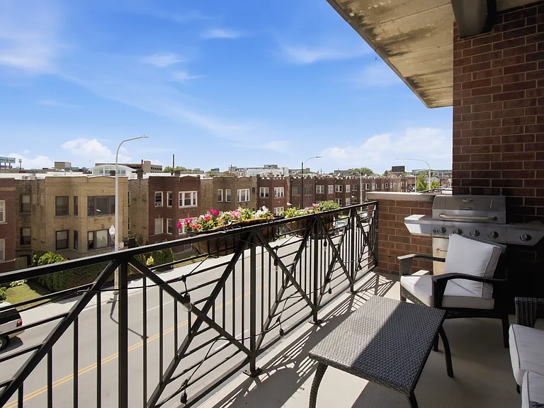 2801 N Oakley Ave #203 — Photo 9