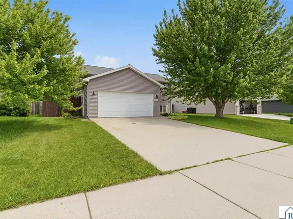 2208 Fairbanks Dr, North Mankato, MN 56003
