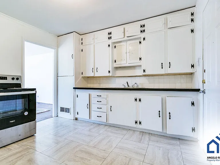 107 Belaire Ave — Photo 3