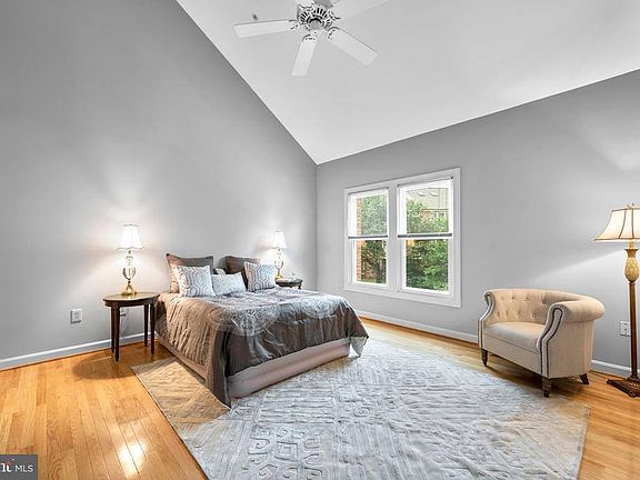 5th image of 21 Sterling Ct