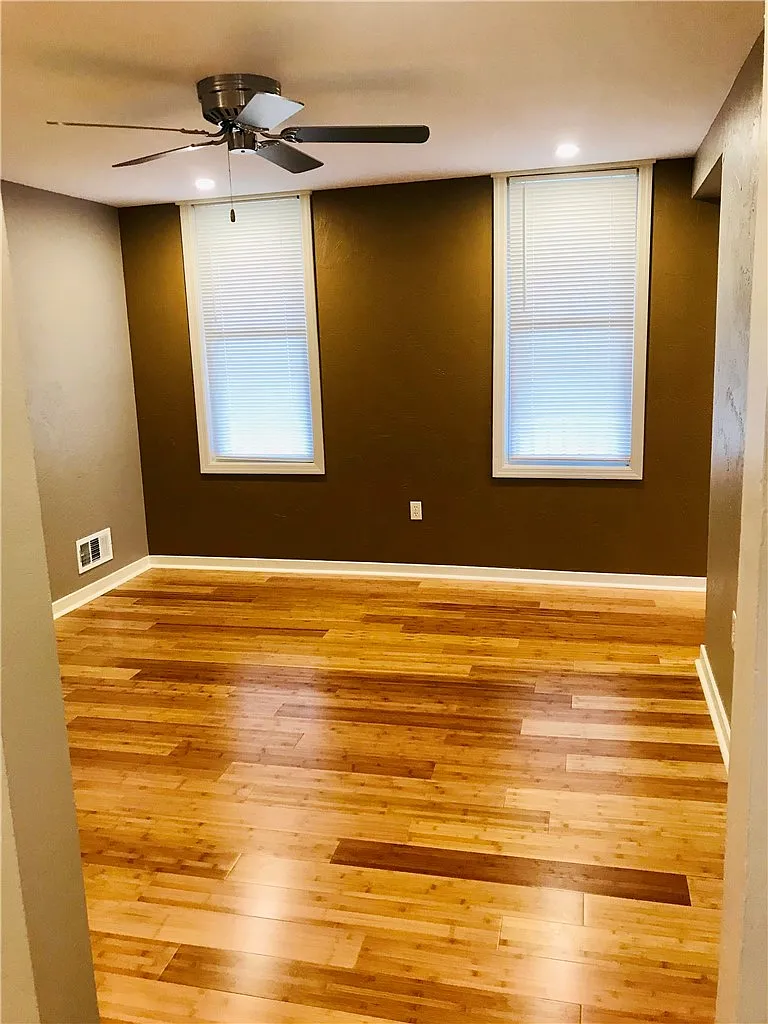 3 bed, 900 sqft, $1,150 — Photo 3