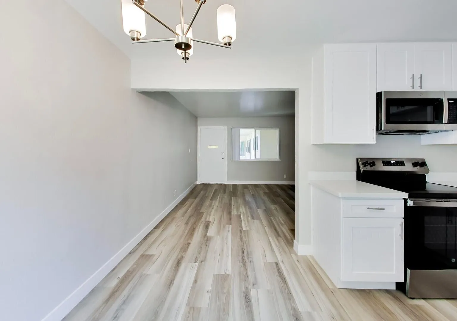 Brand New Renovation - 2 Bed 1 Bath in Mountain View! — Photo 3