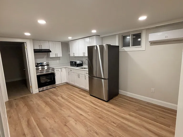 93 Clunie Ave #BASEMENT — Photo 12