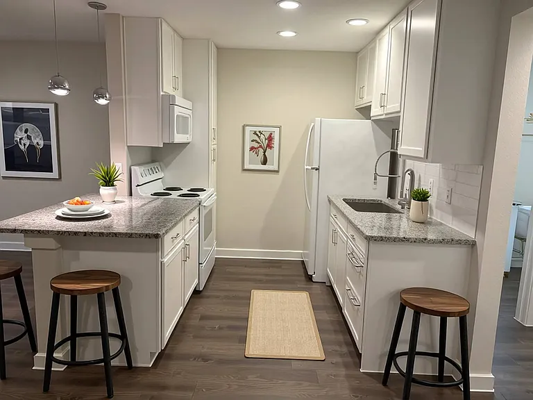 Midtown Apartments — Photo 22