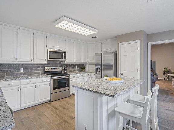 5th image of 304 College Ave