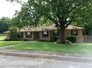 401 Oak Manor Cir, Springdale, AR 72764