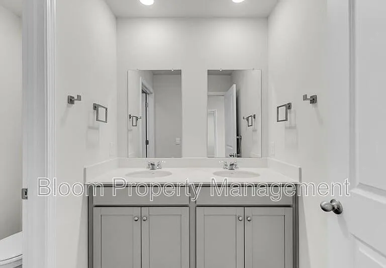 828 Lilyford Ln — Photo 40