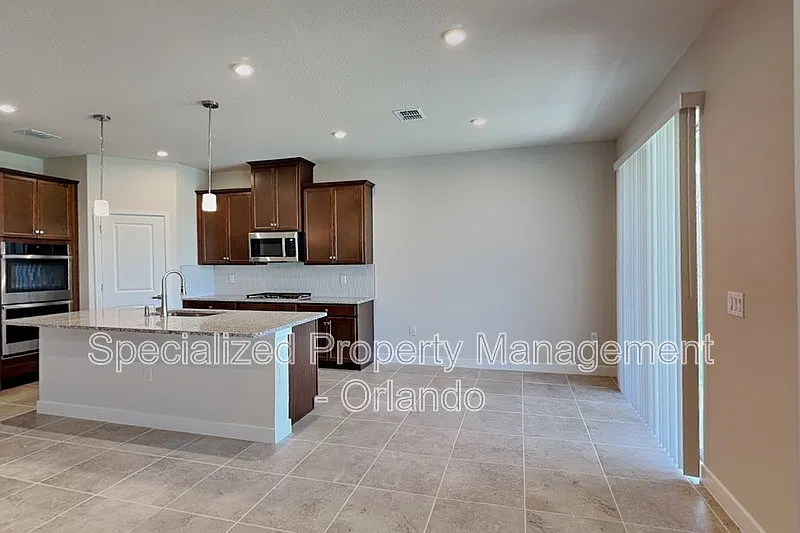 4 bed, 2.0 bath, 2021 sqft, $2,499 — Photo 4