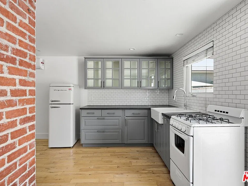 213 1/2 N Avenue 49