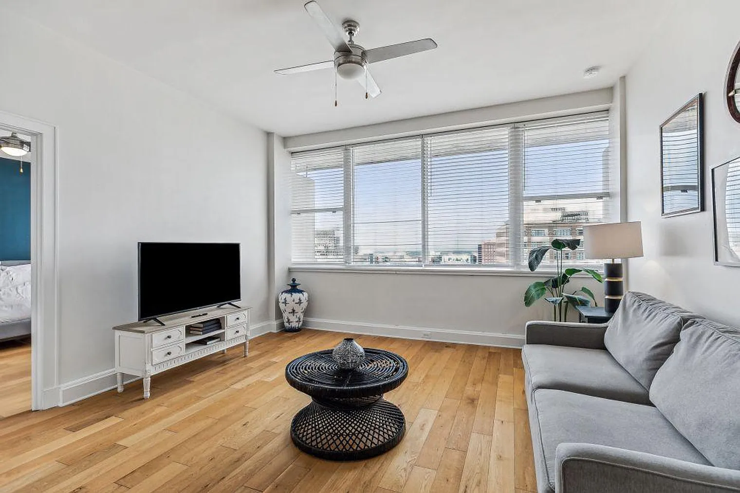 1 bed, 1.0 bath, 721 sqft, $4,336 — Photo 1