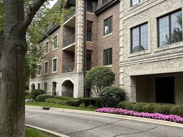 1800 Amberley Ct APT 301, Lake Forest, IL 60045