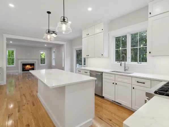 19 E Main St, Southborough, MA 01772