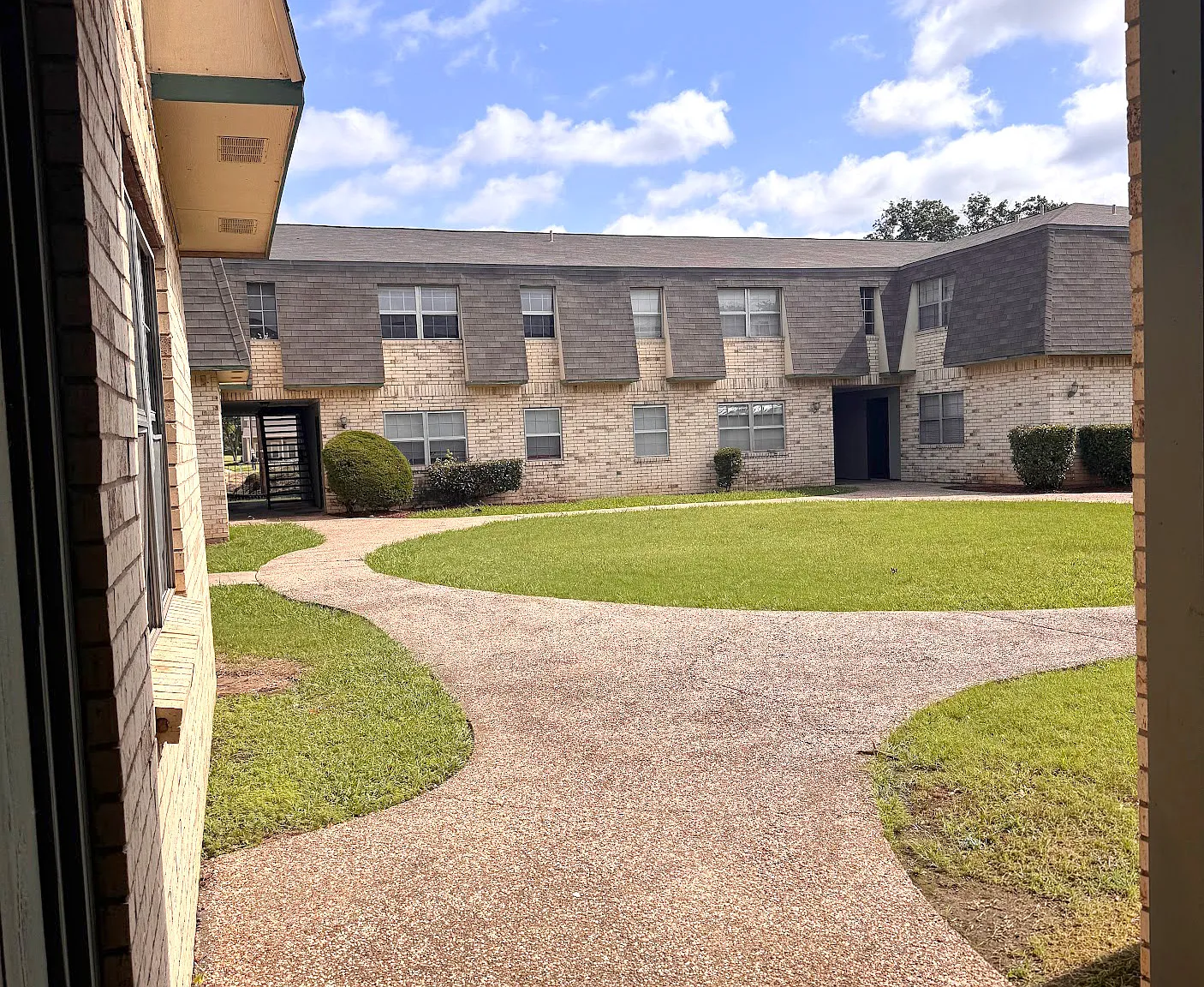 Elizabeth Garden Apartments — Photo 1