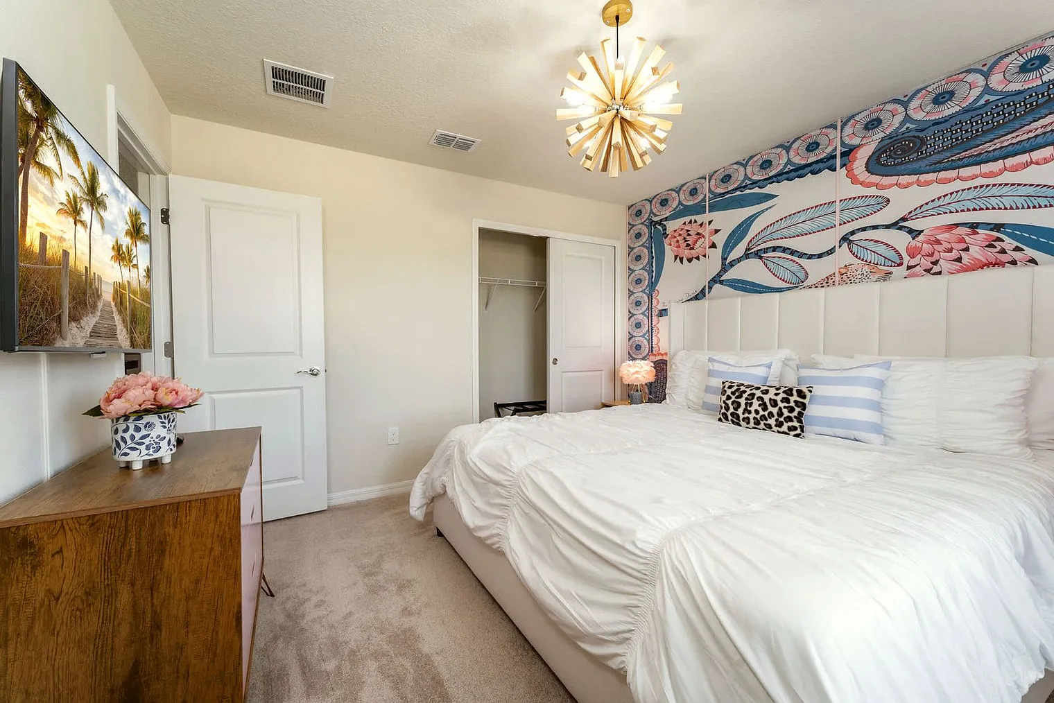 8 bed, 6.0 bath, 4025 sqft, $8,086 — Photo 4